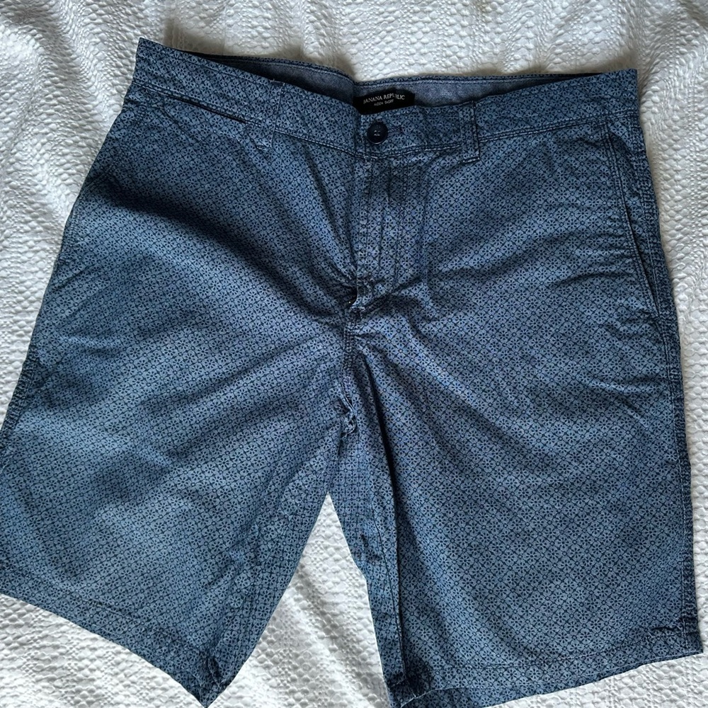 Banana Republic Men's Navy Patterned Shorts